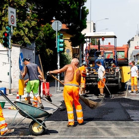 Foto LaPresse - Mourad Balti Touati 23/08/2018 Milano (Ita) - viale monza Cronaca I lavori di manutenzione e rifacimento strada sulla linea del tram in viale monza all'angolo con via pelitti Nella foto: i lavori sulla linea del tram
