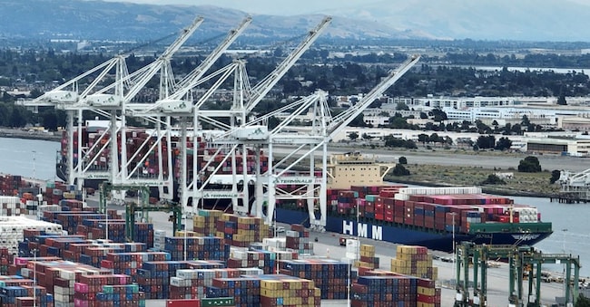 Oakland, California: una nave portacontainer attracca al porto di Oakland.  (Foto di Justin Sullivan / Getty Images North America / Getty Images via AFP)