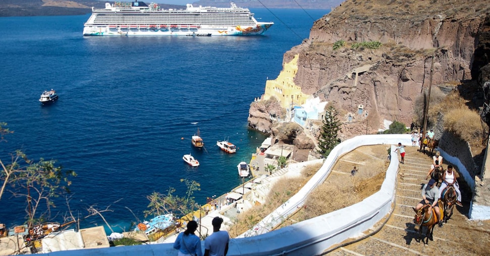 Grecia, tassa di 20 euro per crociere a Mykonos e Santorini