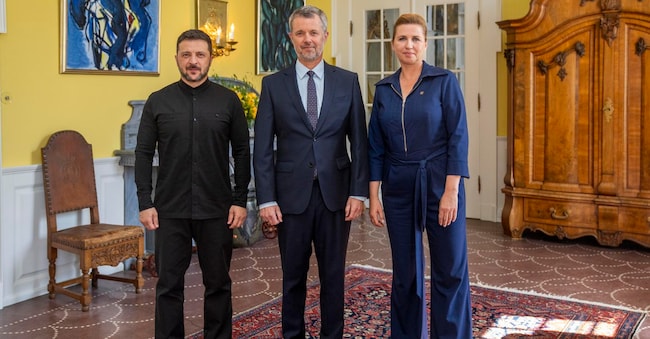 Il re di Danimarca Frederik X riceve in udienza il presidente ucraino Volodymyr Zelensky insieme al primo ministro danese Mette Frederiksen al Palazzo Marselisborg di Aarhus, Danimarca, il 3 luglio 2025, nel giorno della cerimonia ufficiale di apertura della presidenza danese del Consiglio dell'UE 2025.  EPA/IDA MARIE ODGAARD DANIMARCA OUT