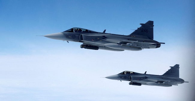 FILE PHOTO: FILE PHOTO: Swedish Air Force Saab JAS 39 Gripen fighter jets fly alongside an aircraft simulating aerial interceptions, during a media day illustrating how NATO Air Policing safeguards the Allies' airspace in the northern and northeastern region of the Alliance, July 4, 2023. REUTERS/Piroschka van de Wouw/File Photo/File Photo