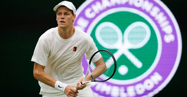 L'italiano Jannik Sinner si allena sul Centre Court di Wimbledon in vista dei Campionati di Wimbledon a Londra. I Campionati di Wimbledon 2025 si disputeranno dal 30 giugno al 13 luglio 2025.  (EPA/Tolga Akmen)