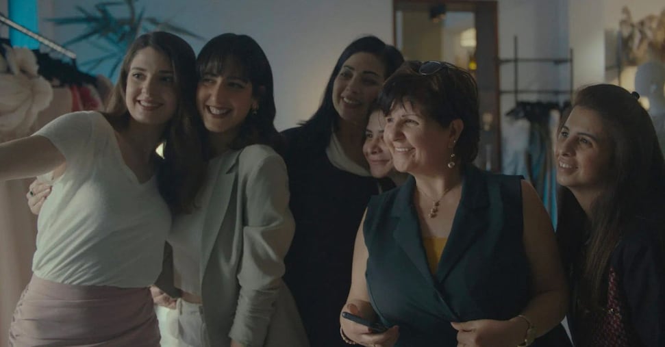 “Happy Holidays”, un film corale profondamente politico
