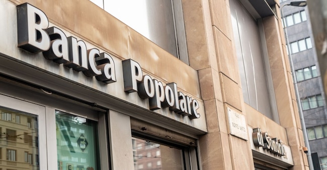 FILIALE DELLA BANCA POPOLARE DI SONDRIO IN VIA GALILEO GALILEO ANGOLO MONTE SANTO