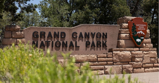 Il cartello di benvenuto del Grand Canyon National Park è visto da una veduta vicino a Tusayan, Arizona, Stati Uniti, 28 giugno 2025. REUTERS/Kaylee Greenlee