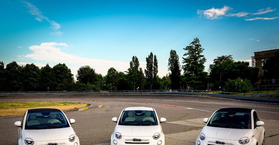 Fiat 500 con la versione ibrida Mirafiori torna a produrre. L’abbiamo guidata: ecco come è fatta