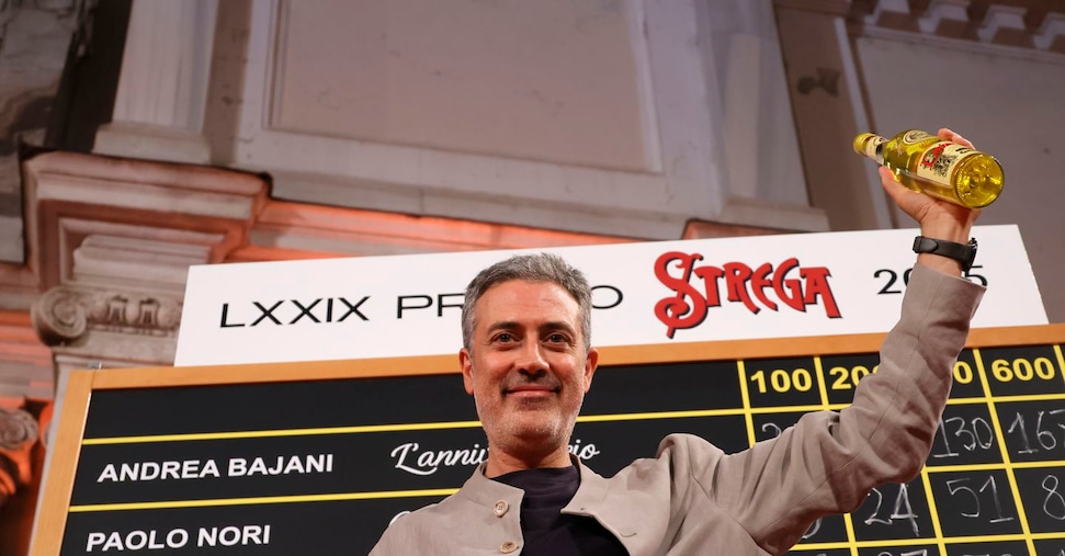 Andrea Bajani vince lo Strega: «anche i maschi devono contestare il patriarcato»