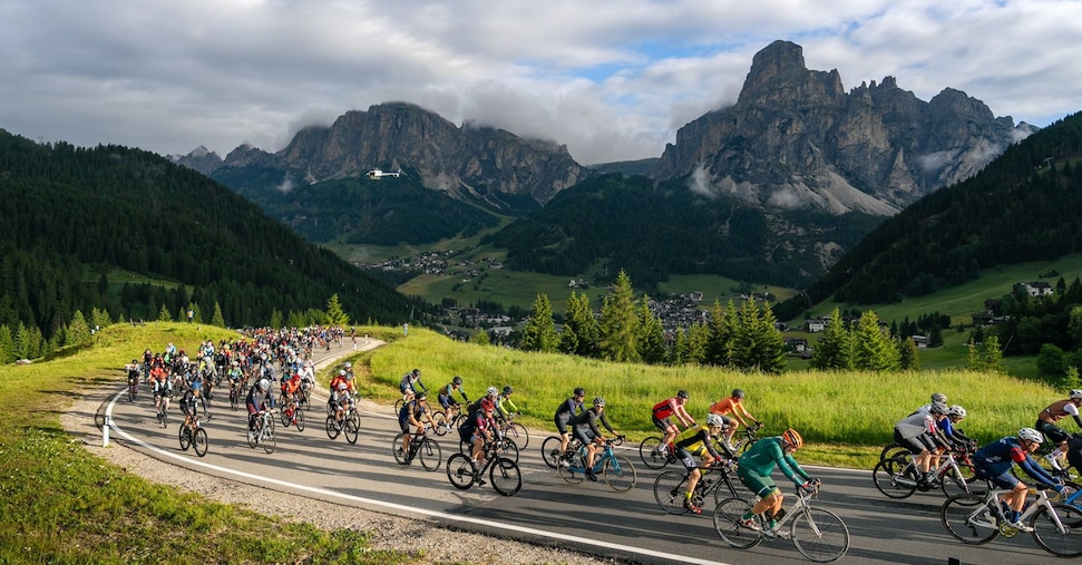 Maratona dles Dolomites, 8000 ciclisti cercano l’illuminazione sui passi alpini Maratona dles Dolomites, 8000 ciclisti cercano l’illuminazione sui passi alpini