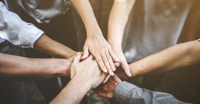 Un gruppo di studenti si unisce per incoraggiare e collaborare nella preparazione dell'esame per ottenere il massimo punteggio.