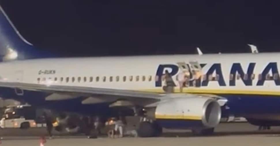 Ryanair, incendio su volo da Maiorca: 18 feriti