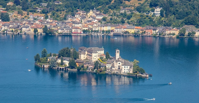 L’Isola di San Giulio nel Lago d’Orta.