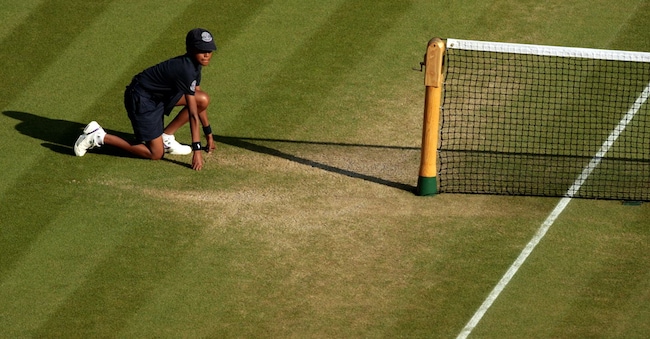 Un raccattapalle nel corso di un match a Wimbledon