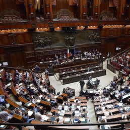 Panoramica dell'aula di Montecitorio,durante il seguito della discussione del disegno di legge per l'adempimento degli obblighi derivanti dall'appartenenza dell'Italia all'Unione Europea- Legge europea 2014 (C. 2977-A), Roma, 9 giugno 2015.   ANSA/MAURIZIO BRAMBATTI