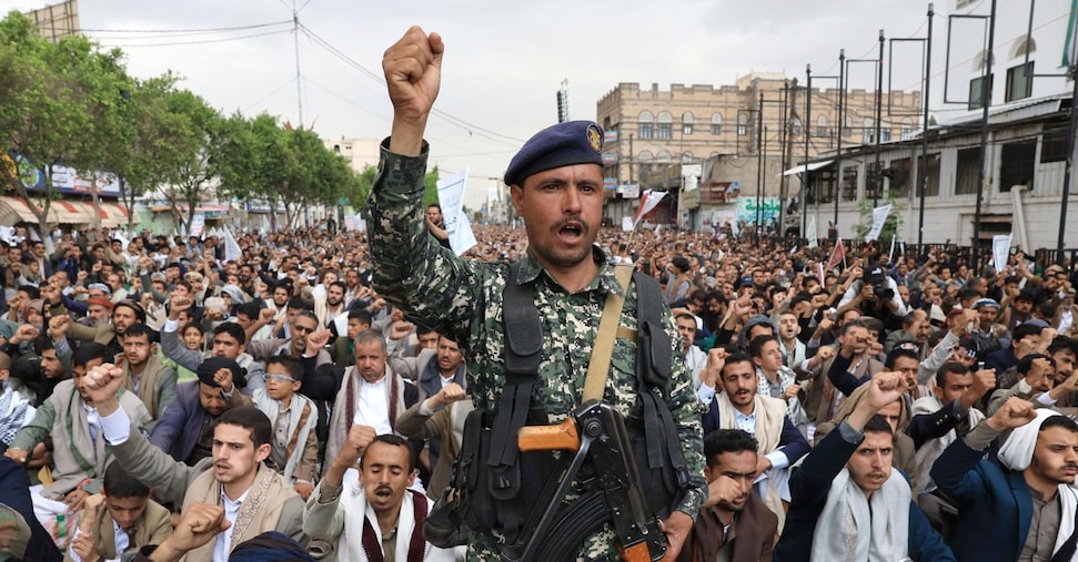 Attacco israeliano contro gli Houthi, colpiti tre porti in Yemen