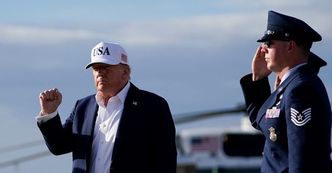 Il Presidente degli Stati Uniti Donald Trump gesticola dopo essere sbarcato dall'Air Force One al suo arrivo alla Joint Base Andrews, Maryland, Stati Uniti, 6 luglio 2025. REUTERS/Nathan Howard