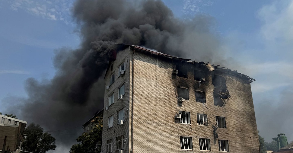 Ucraina, 4 morti e 36 feriti per gli attacchi russi: «Su di noi 2mila ordigni»