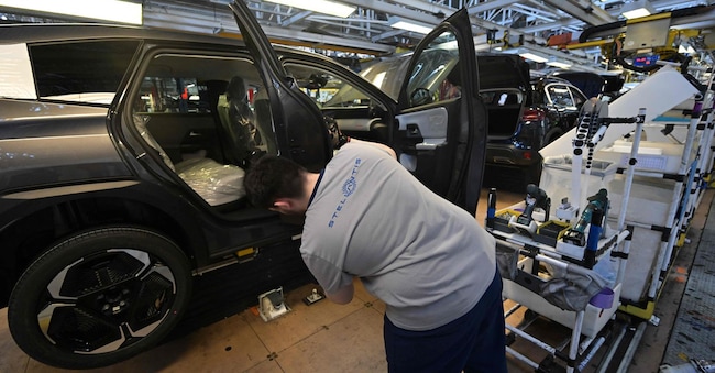 Un dipendente lavora sulla linea di produzione  (Foto di Damien MEYER / AFP)