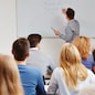 Dozent steht an der Tafel im BWL-Seminar an der Uni