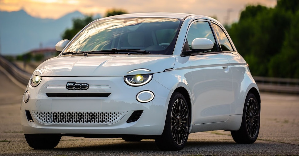 Fiat 500, trasformazione dall’elettrica alla mild hybrid. Ecco come rinasce la citycar tutta italiana