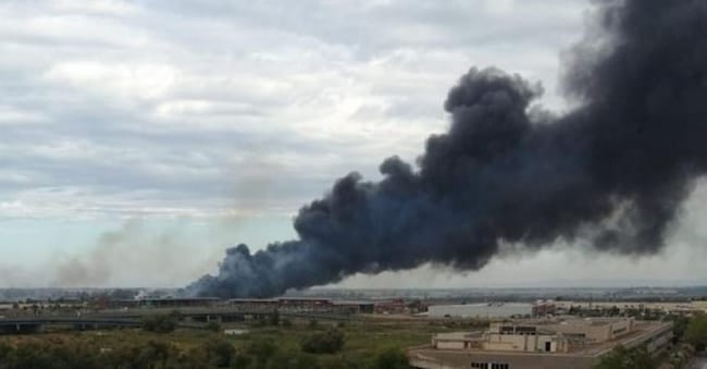 La colonna di fumo si alza dal rogo di Fiumicino