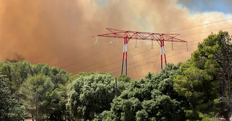 Incendio a Marsiglia, le fiamme hanno raggiunto la città