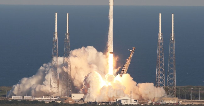 Alleanza Musk-Bezos. 24 satelliti del progetto Kuiper di Amazon sono stati lanciati su uno dei razzi Falcon 9 di SpaceX da una rampa di lancio sulla Space Coast della Florida (Red Huber/Orlando Sentinel/Tribune News Service via Getty Images)