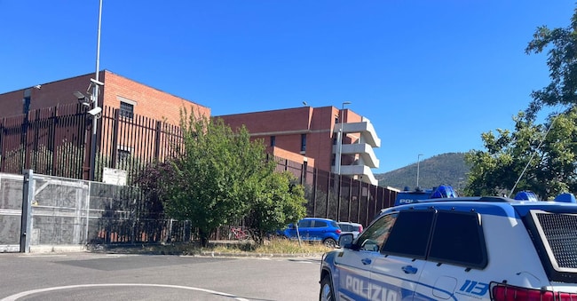 Un momento della vasta operazione nel carcere di Prato contro l'ingresso di telefoni cellulari e droga ai detenuti dei reparti Alta Sicurezza e Media Sicurezza, anche per reati mafiosi, 28 giugno 2025. ANSA/GIORGIO BERNARDINI