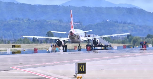 Il velivolo Airbus A319 della compagnia Volotea, in partenza l’8 luglio 2025 da Orio e diretto nelle Asturie, fermo in uno spazio di rullaggio dello scalo lombardo.  