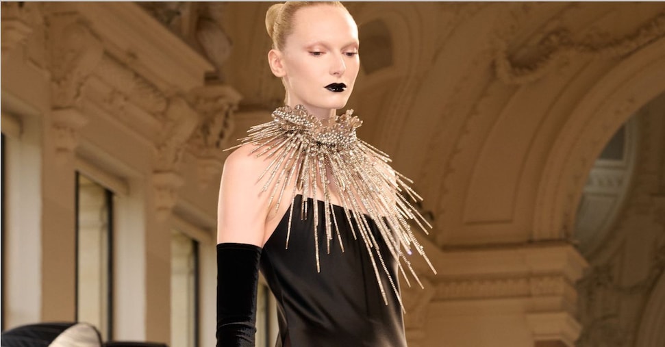 La drammaticità di Schiaparelli, la grazia vivificante di Giambattista Valli La drammaticità di Schiaparelli, la grazia vivificante di Giambattista Valli