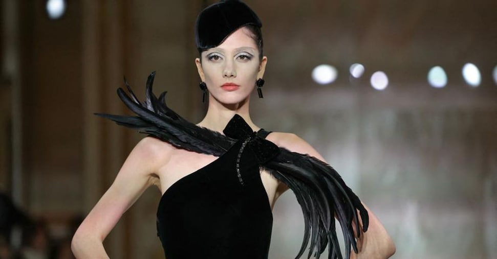 Nero impeccabile e profondo per Armani Privé, per Chanel sobrietà di transizione