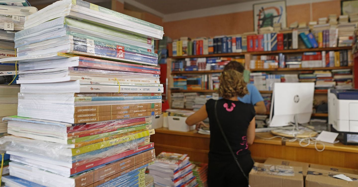https://i2.res.24o.it/images2010/S24/Documenti/2025/07/10/Immagini/Ritagli/libri-testo-Imagoeconomica_1993273-U25426581221Kxz-1440x752@IlSole24Ore-Web.jpg