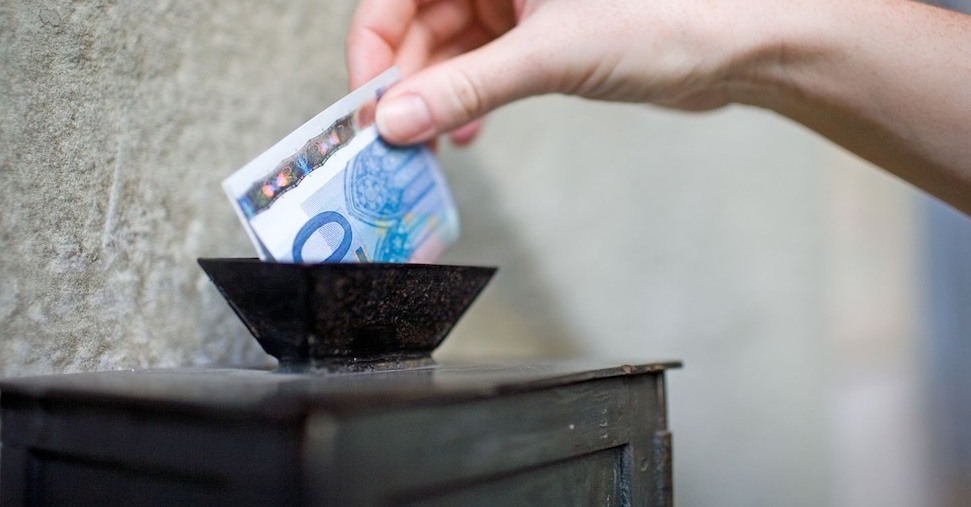 Giorgetti alla Cei: serve il Pos nelle parrocchie per le offerte. Ecco le chiese dove sono già installati (o li sperimentano)