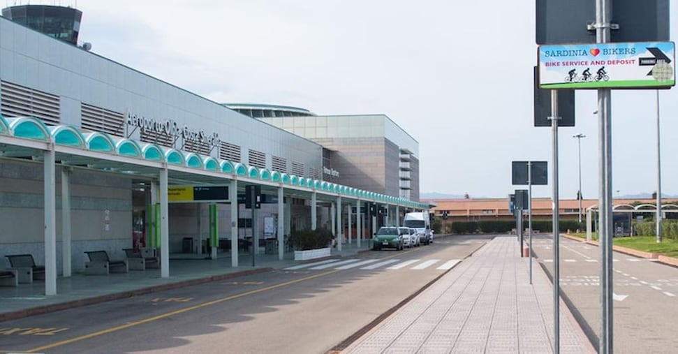 Fiamme vicino all’aeroporto di Olbia, voli dirottati Fiamme vicino all’aeroporto di Olbia, voli dirottati