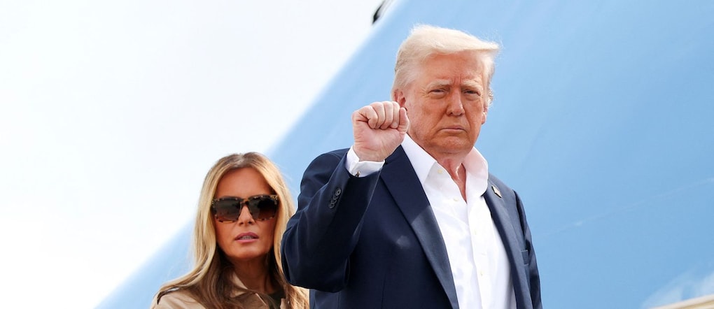 Il Presidente degli Stati Uniti Donald Trump gesticola, mentre lui e la first lady Melania Trump salgono a bordo dell'Air Force One, in partenza per il Texas per visitare le zone colpite da devastanti inondazioni, presso la Joint Base Andrews, Maryland, Stati Uniti, 11 luglio 2025. REUTERS/Kevin Lamarque