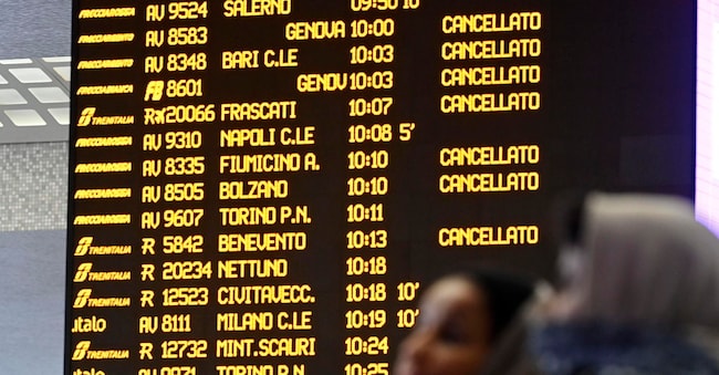 Il tabellone degli arrivi con i treni cancellati durante lo sciopero dei trasporti alla Stazione Termini di Roma, 13 dicembre 2024. ANSA/RICCARDO ANTIMIANI