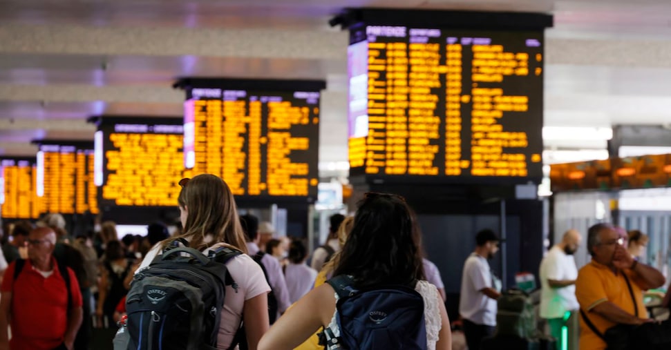Incendio vicino ai binari: stop all’alta velocità a Roma, treni in ritardo fino a 90 minuti