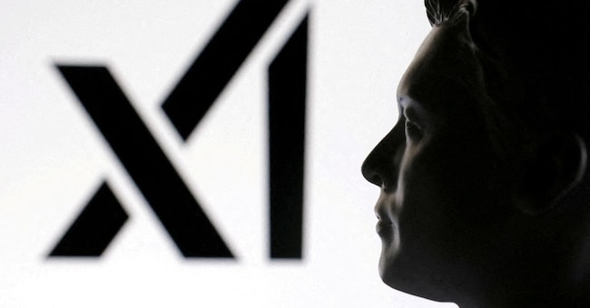 Un modello in miniatura stampato in 3D di Elon Musk e il logo xAI sono visibili in questa illustrazione scattata il 23 gennaio 2025. REUTERS/Dado Ruvic/Illustrazione/File Photo