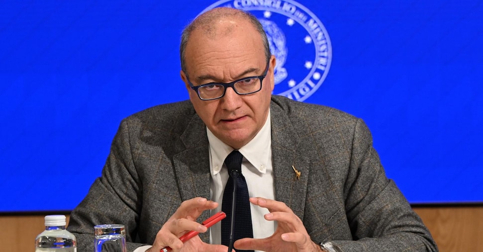 Scuola, Valditara: «Prossimo anno scolastico assumiamo 54mila prof»