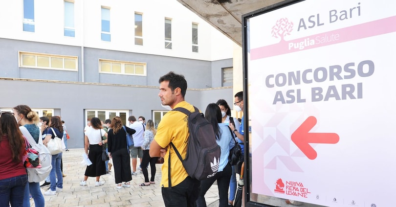 Fiera del Levante prove orali al concorso per infermieri, cartello concorso asl bari. (Imagoeconomica)