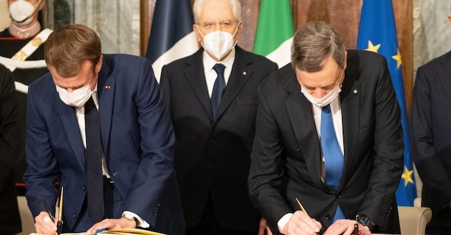 Un'immagine di repertorio resa disponibile dall'Ufficio Stampa del Governo italiano mostra il Presidente della Repubblica Sergio Mattarella (C), il Presidente francese Emmanuel Macron (S) e il Presidente del Consiglio Mario Draghi in occasione della firma del Trattato del Quirinale tra Italia e Francia a Roma, 26 novembre 2021. (ANSA/ Filippo Attili)
