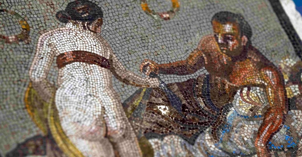 Torna a Pompei il mosaico degli amanti, restituito dalla Germania