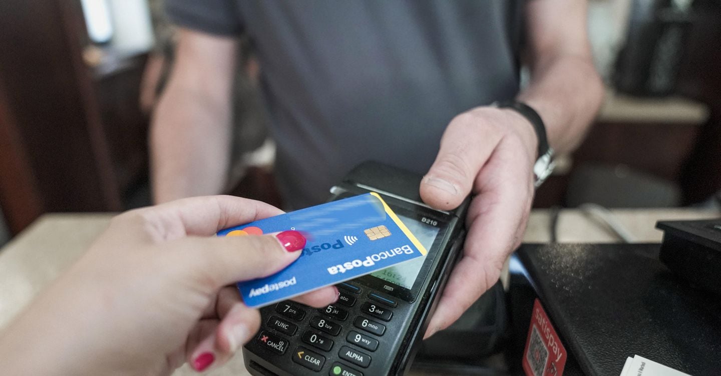 Annullata la multa al tabaccaio che rifiuta il pos per il pagamento delle sigarette