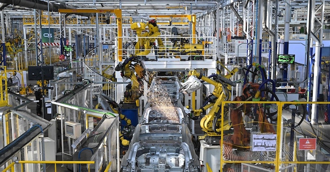 La nuova linea di produzione della Citroen C5 Aircross presso lo stabilimento automobilistico Stellantis a Chartres-de-Bretagne, vicino a Rennes, nella Francia occidentale, il 3 luglio 2025. (Foto di Damien MEYER / AFP)