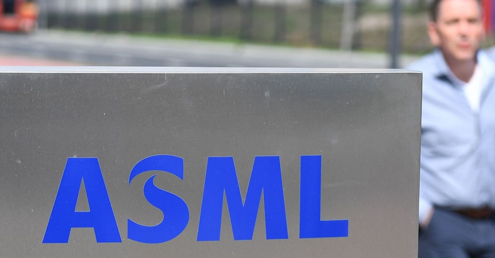 ASML getta ombre sul mercato dei chip, e il titolo crolla