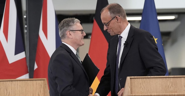 Il primo ministro britannico Keir Starmer e il cancelliere tedesco Friedrich Merz si stringono la mano dopo aver fatto delle osservazioni in visita allo stabilimento Airbus di Stevenage, nel sud dell'Inghilterra, il 17 luglio 2025, dopo aver firmato un trattato di cooperazione bilaterale. (Foto di Stefan Rousseau / POOL / AFP)