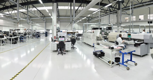 Moderno stabilimento industriale per la produzione di componenti elettronici