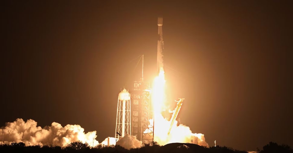 Inedita alleanza Bezos-Musk: lanciati con il Falcon 9 di SpaceX 24 satelliti Kuiper di Amazon
