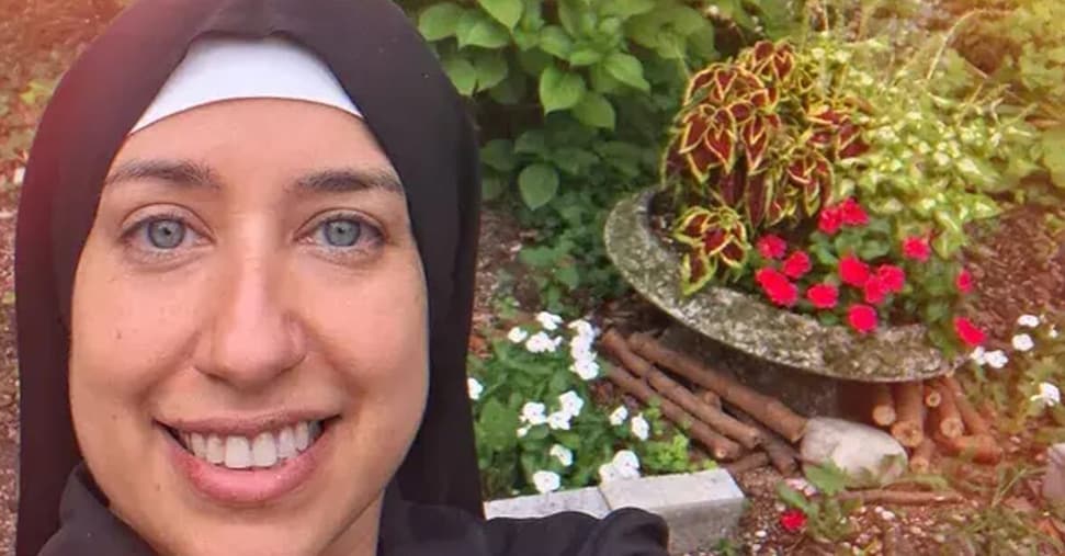 Suor Aline, l’ex badessa fuggita dal monastero di clausura ha aperto un profilo Instagram