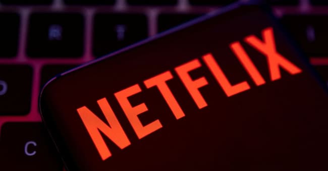  Uno smartphone con il logo di Netflix è appoggiato su una tastiera in questa illustrazione creata il 19 aprile 2022. REUTERS/Dado Ruvic/Foto d'archivio