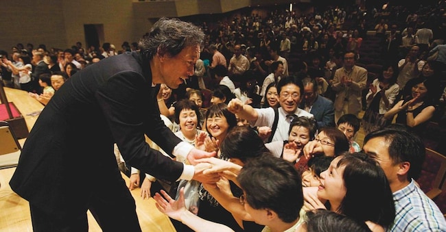 Myung-Whun Chung durante la tournée in Asia con la Filarmonica nel 2008. (©Silvia Lelli)